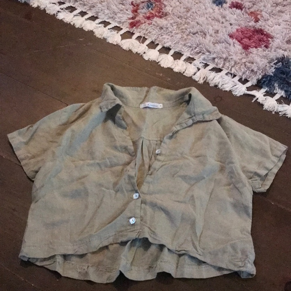 Super cute green linen shirt with shell buttons size medium